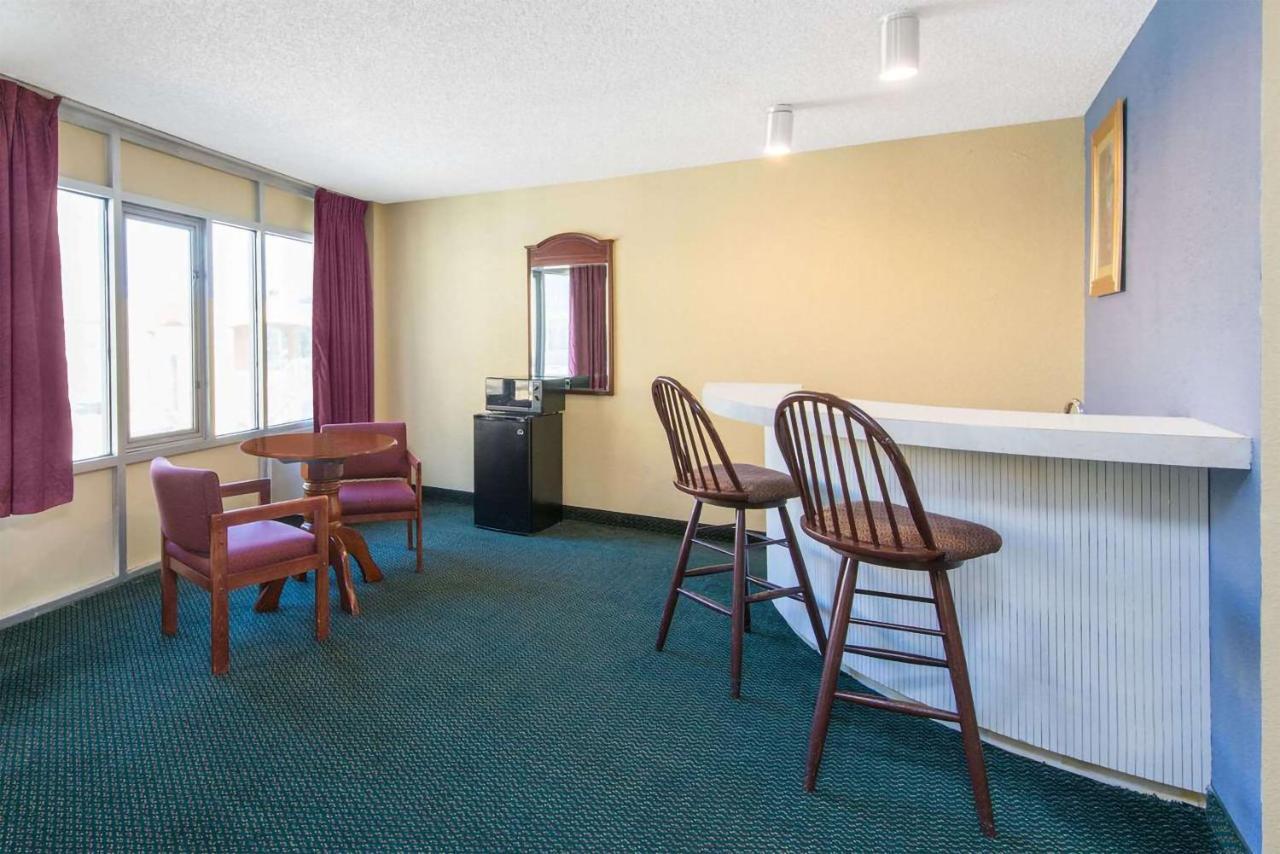 Blue Way Inn&Suites Wichita East Extérieur photo